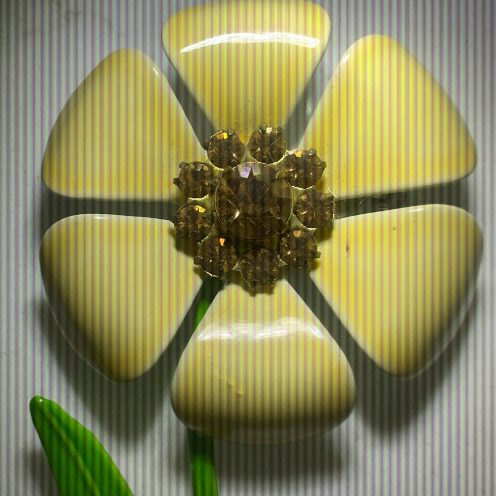 Vintage Enamel Flower Brooch – Yellow Petals with Rhinestone Center 🌼✨